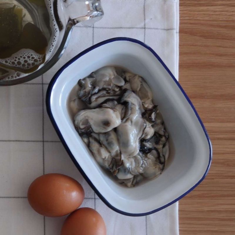굴은 소금물에 살살 씻은 후 체에 받쳐 물기를 빼주세요.