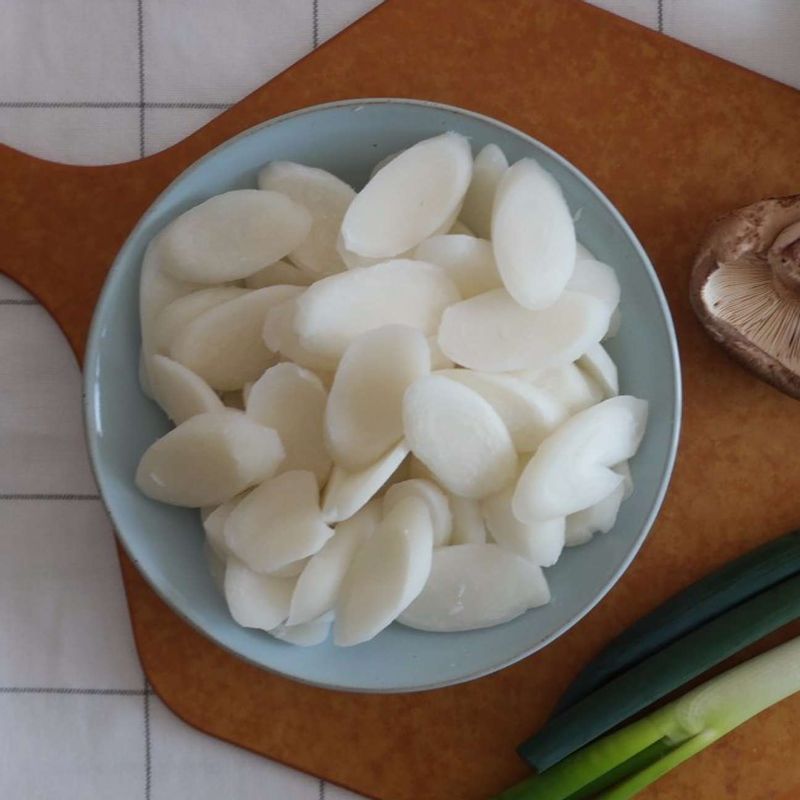 물에 멸치와 다시마를 넣고 끓여서 육수를 준비해주시고 떡은 찬물에 씻어 체에 받쳐 물기를 빼주세요.