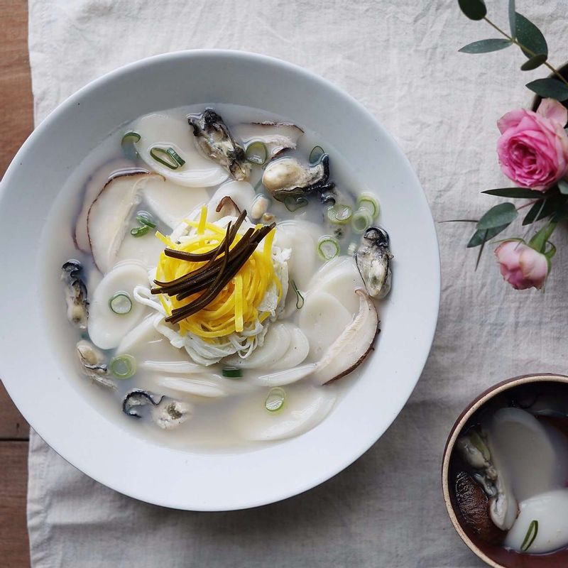 그릇에 국물과 함께 떡을 넉넉히 담고 지단과 다시마채, 송송썬 파를 올려주세요.