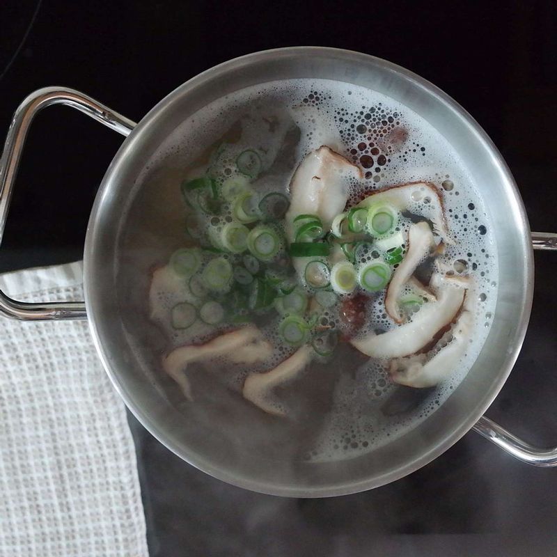 육수가 끓으면 떡을 넣어 끓이다가 떡이 떠오르면 굴, 표고버섯, 대파를 넣어 한소끔 더 끓여주세요.