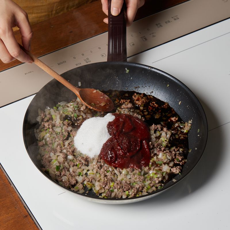 볶은 재료에 고추장과 양념재료를 넣고 4단에서 3분30초간 볶아주세요.
(tip. 아이들과 먹을 경우 덜 매운 고추장을 사용해주세요)