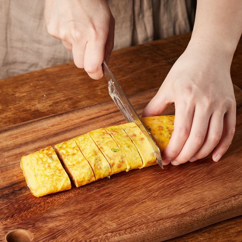 게살 치즈 달걀말이를 한김 식혀 먹기 좋게 썰어주세요.