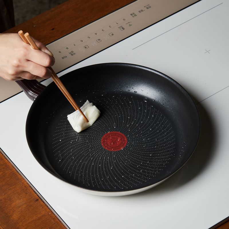 팬에 식용유를 두르고 팬에 골고루 묻을 수 있도록 키친타월로 닦은 후 5단에서 1분간 달궈주세요.