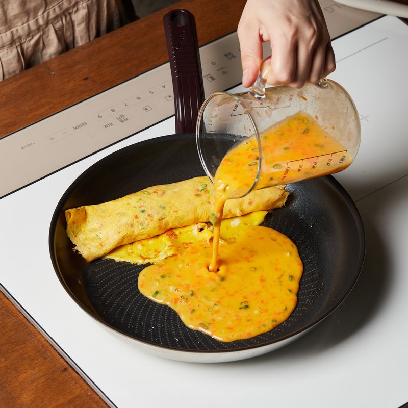 남은 달걀물을 1/4 분량 붓고 같은 방법으로 3번 말아주세요. (4단에서 2분 정도씩 -> 세 번 반복)