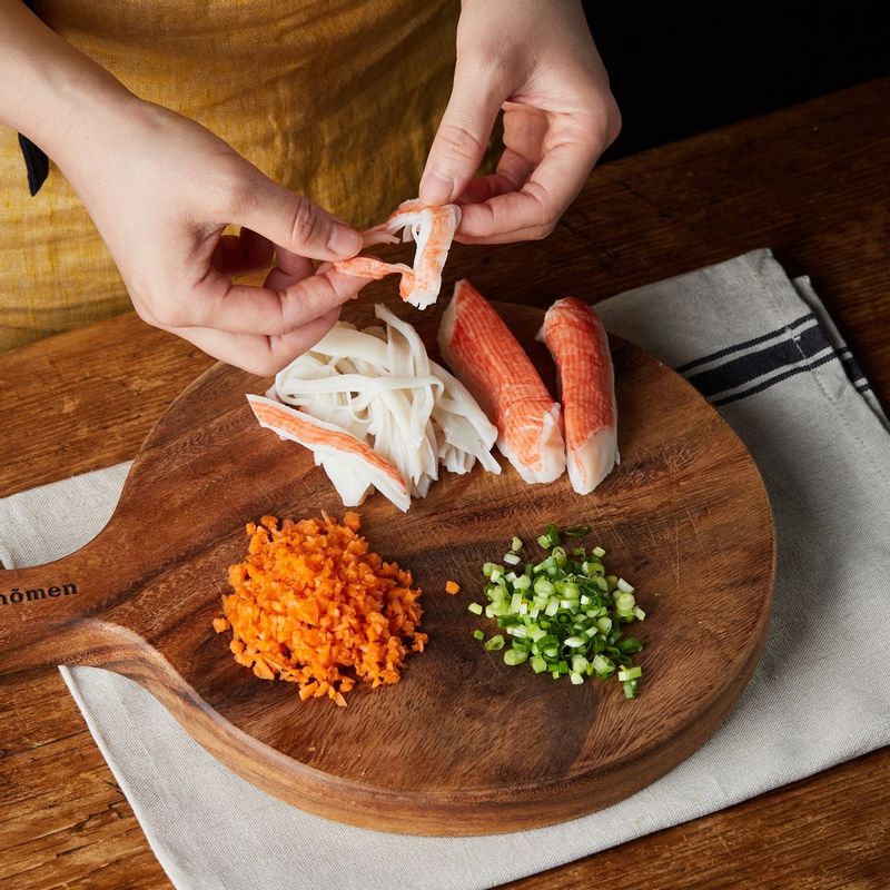 맛살을 잘게 찢어주세요. 당근은 곱게 다지고 쪽파는 송송 썰어주세요.