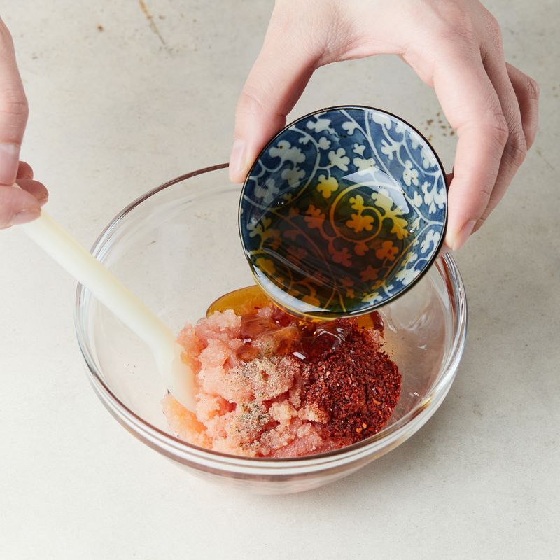 명란은 껍질을 제거해 볼에 담고 양념 재료를 넣어 섞어주세요.