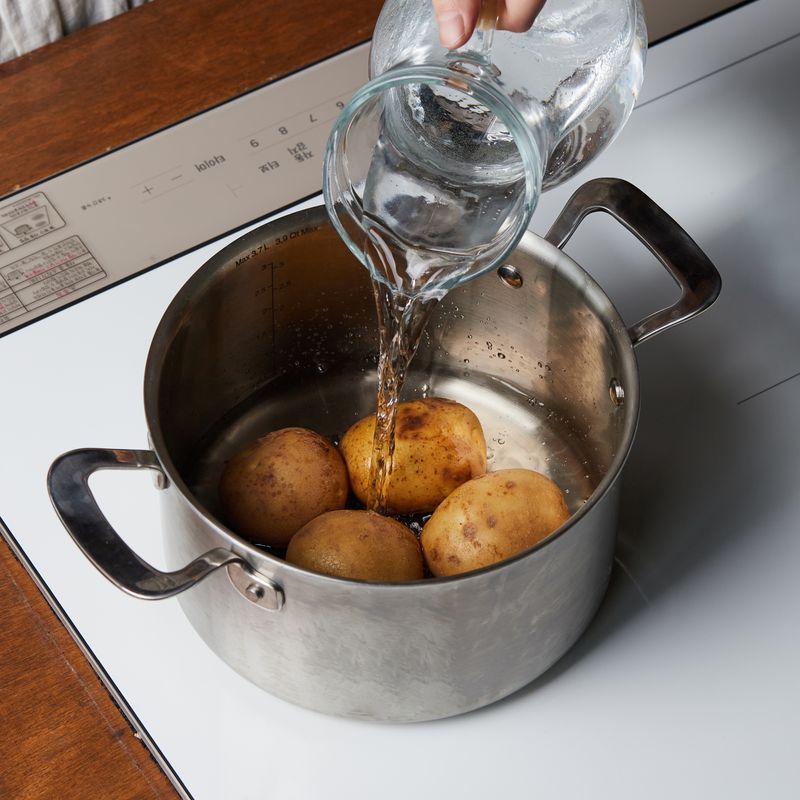 냄비에 껍질째 씻은 감자를 넣고 감자가 잠길만큼 물을 부어주세요. 뚜껑을 덮은 후 7단에서 25분간 삶아주세요.