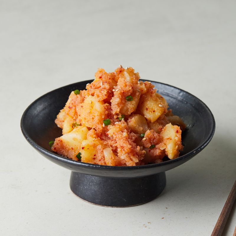 완성된 명란감자무침을 접시에 담아 통깨와 송송 썬 쪽파를 뿌린 후 맛있게 즐겨주세요.