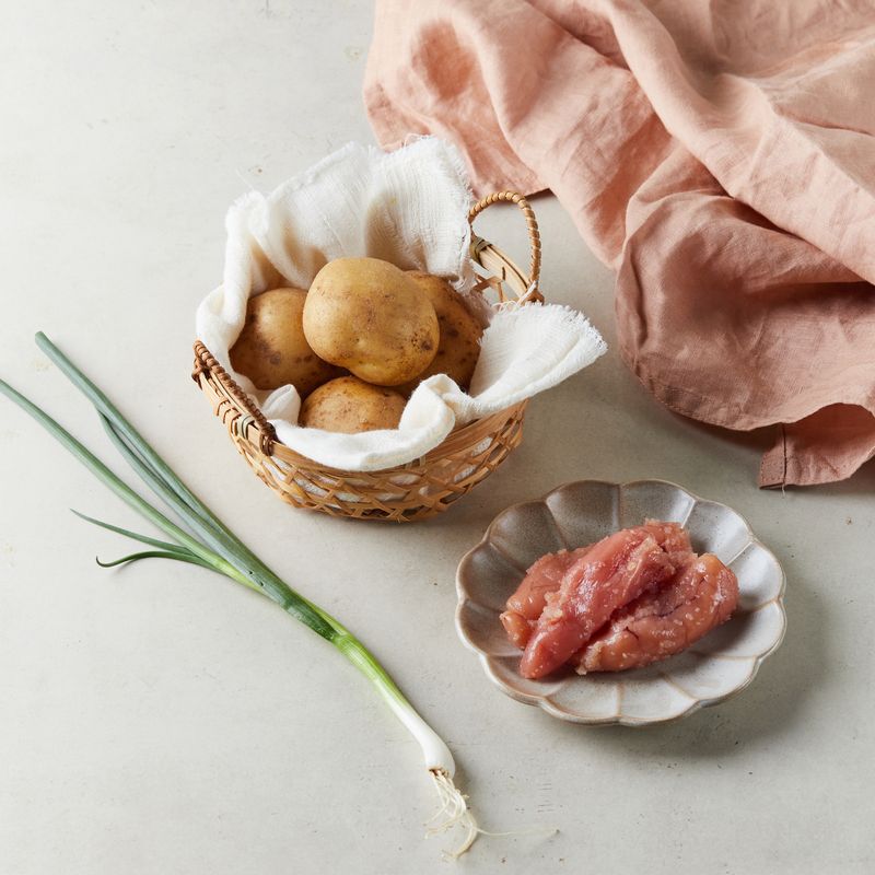 명란감자무침을 위한 재료 이미지로 명란젓,감자,쪽파,통깨 등으로 구성 되어있습니다.