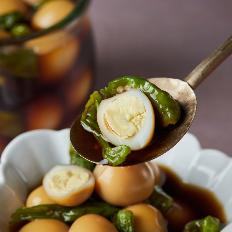 완성된 메추리알 꽈리고추조림을 그릇에 담아 맛있게 즐겨주세요. 
(tip. 시간이 지나면 간장이 배여 더 짜지니 약간 싱겁게 완성해주세요)