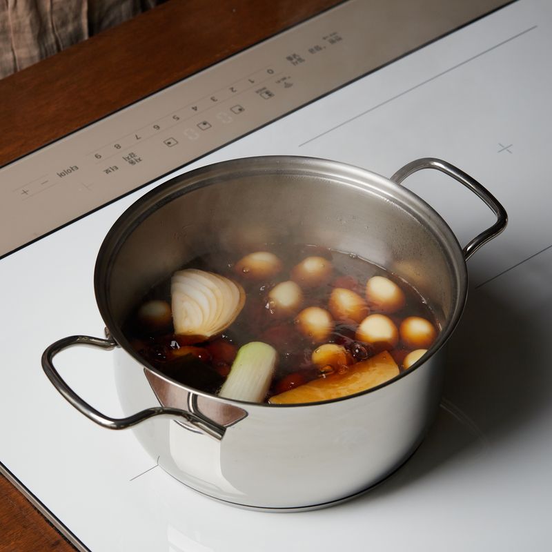 냄비에 육수 재료와 양념 재료, 메추리알을 넣고 9단으로 3분간 끓여주세요.