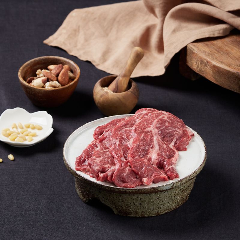 장똑똑이을 위한 재료 이미지로 소고기 부채살,아몬드,호두,통깨,설탕 등으로 구성 되어있습니다.