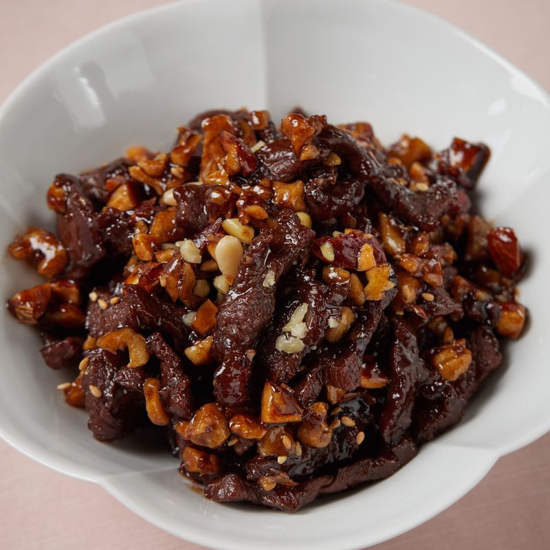 완성된 장똑똑이를 접시에 담아 통깨를 뿌려 맛있게 즐겨주세요.