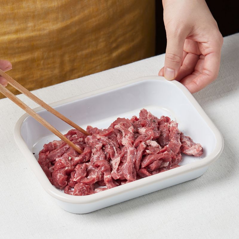 부채살은 1cm 두께로 도톰하게 썰어 밑간해 주세요.