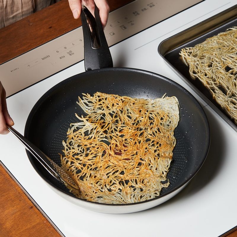 뱅어포를 넣고 5단에서 한 면당 30초씩 구워주세요. 나머지 뱅어포도 같은 시간으로 구워주세요.