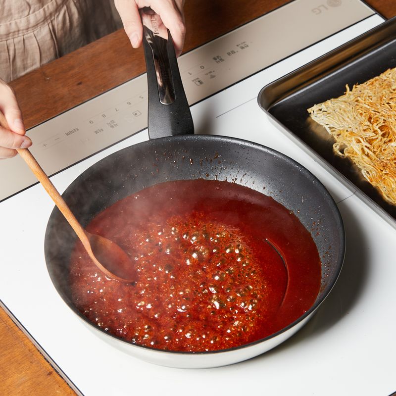 불을 끄고 소스를 넣어 40초간 두세요.