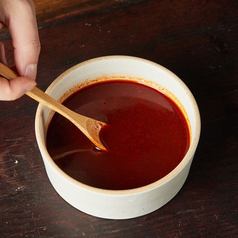 볼에 양념 재료를 넣고 섞어주세요.