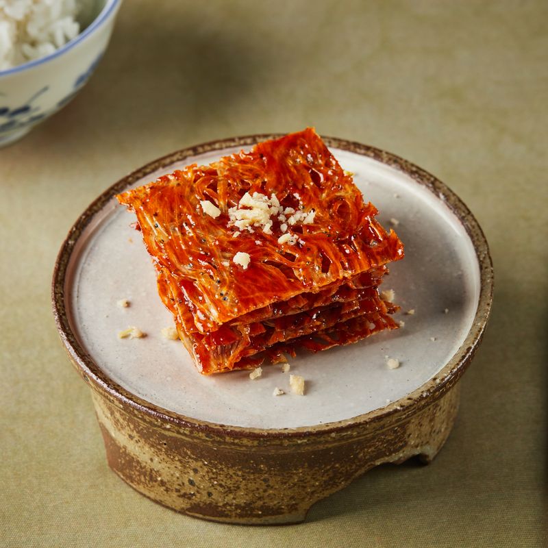 완성된 뱅어포 고추장구이를 먹기 좋게 잘라 접시에 담고 다진 잣을 뿌려 완성해주세요.