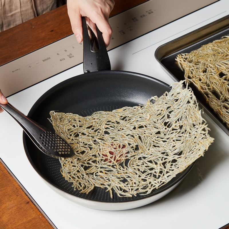 팬에 식용유를 두르고 5단에서 뱅어포를 넣고 앞뒤로 1분간 구워주세요.