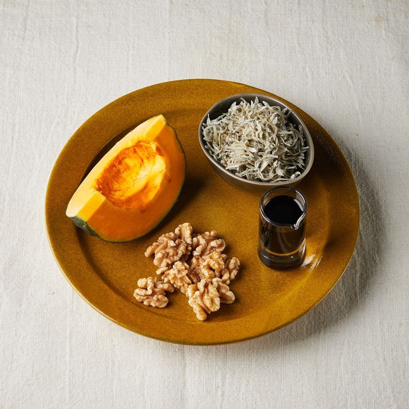 단호박 멸치볶음을 위한 재료 이미지로 단호박,잔멸치,호두,올리고당,물 등으로 구성 되어있습니다.