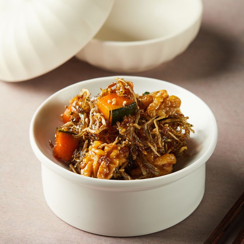 완성된 단호박 멸치볶음을 접시에 담아 맛있게 즐겨주세요.