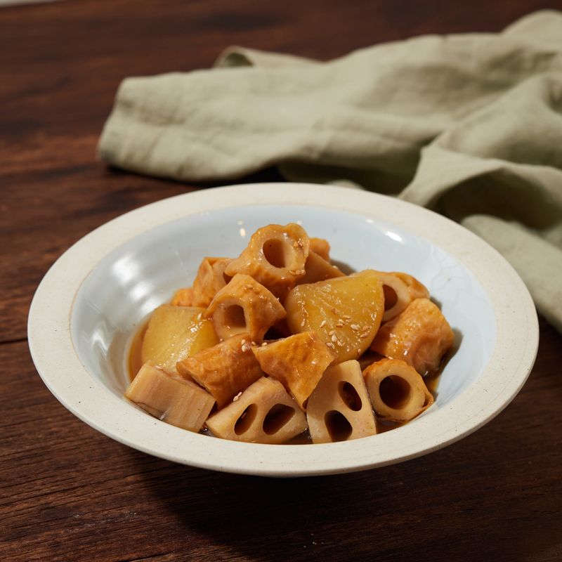 완성된 연근 어묵조림을 접시에 담고 통깨를 뿌려 맛있게 즐겨주세요.