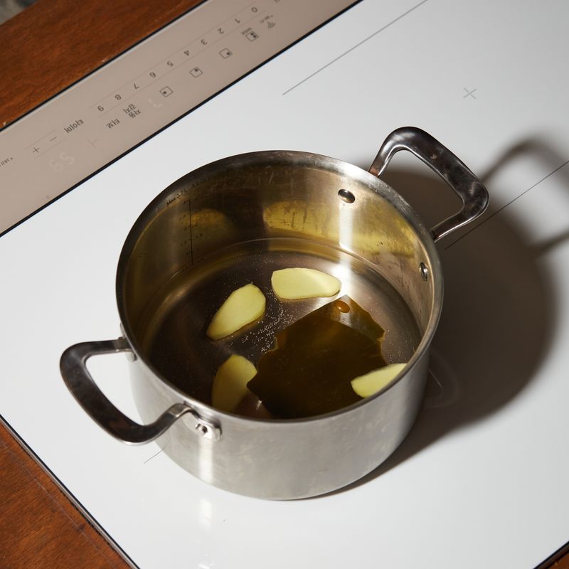 냄비에 물과 다시마, 생강을 넣고 7단에서 5분간 끓여주세요.