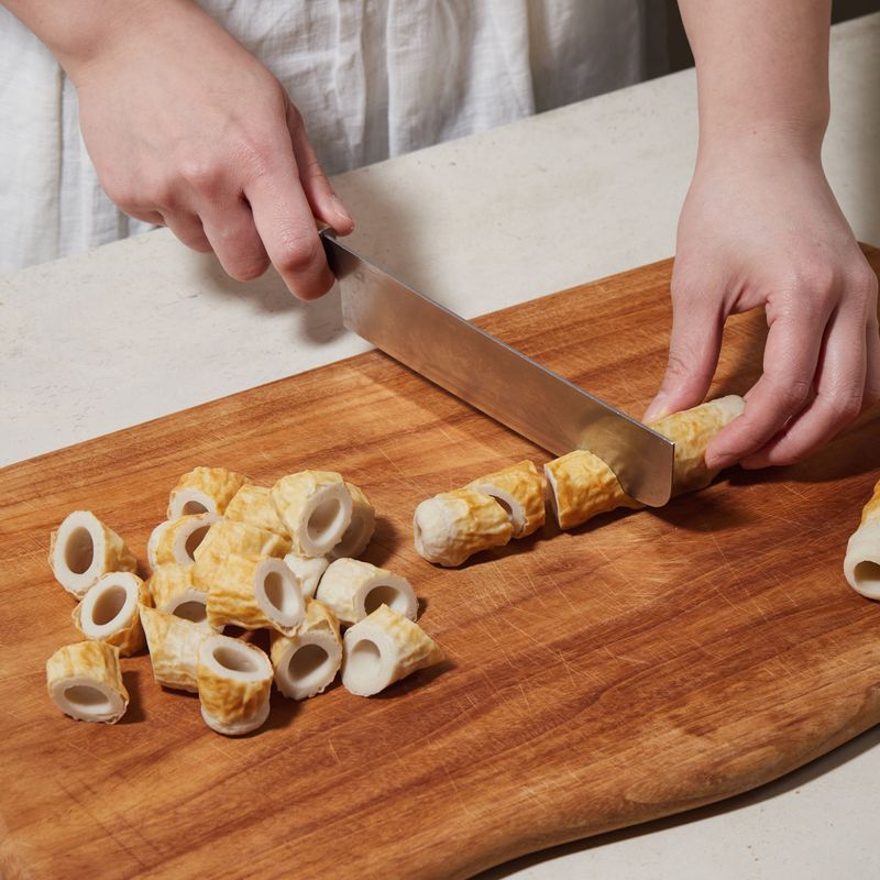 어묵은 한입 크기로 어슷 썰고 연근과 무는 1.5cm 두께로 썰어 4등분 내주세요. 생강은 편썰어 주세요. 
(tip. 봉어묵이 없다면 다른 어묵을 사용해도 괜찮아요)