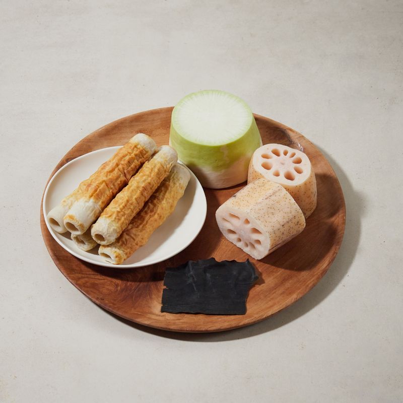 연근 어묵조림을 위한 재료 이미지로 봉어묵,연근,무,생강,물 등으로 구성 되어있습니다.