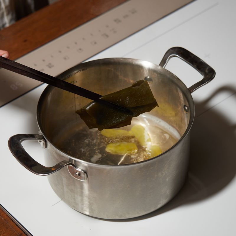 다시마를 건져내고 손질한 연근과 무를 넣고 양념 재료를 넣고 뚜껑을 덮은 후 7단에서 10분간 끓여주세요.