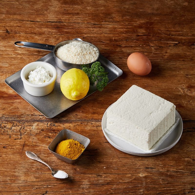 두부카츠을 위한 재료 이미지로 두부,카레가루,소금,식용유,다진 파슬리 등으로 구성 되어있습니다.