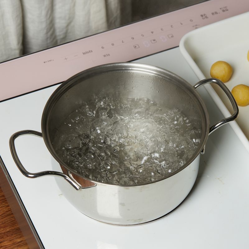 냄비에 물 1.5L를 넣고 9단에서 4분 30초간 끓여주세요.