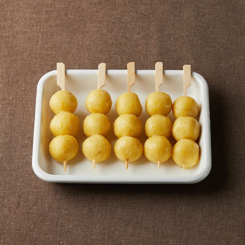 당고를 3개씩 꼬치에 끼워 소스를 얹은 뒤 맛있게 즐겨주세요.