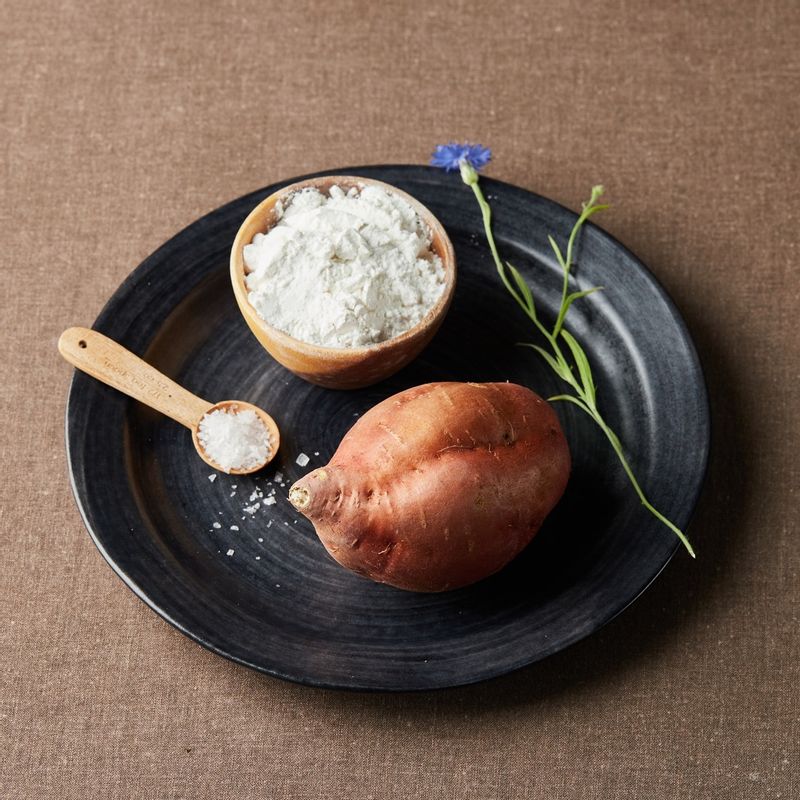 고구마 당고을 위한 재료 이미지로 호박고구마,찹쌀가루,소금,뜨거운 물 등으로 구성 되어있습니다.