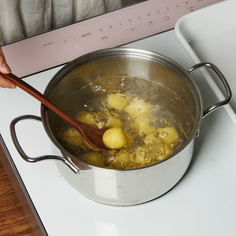 끓는 물에 반죽을 넣고 9단에서 4분 30초간 익혀준 뒤 찬물에 건져내서 식혀주세요.