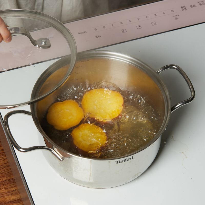 냄비에 고구마와 물 1L를 넣고 뚜껑을 덮어 7단에서 20분 동안 익혀주세요.