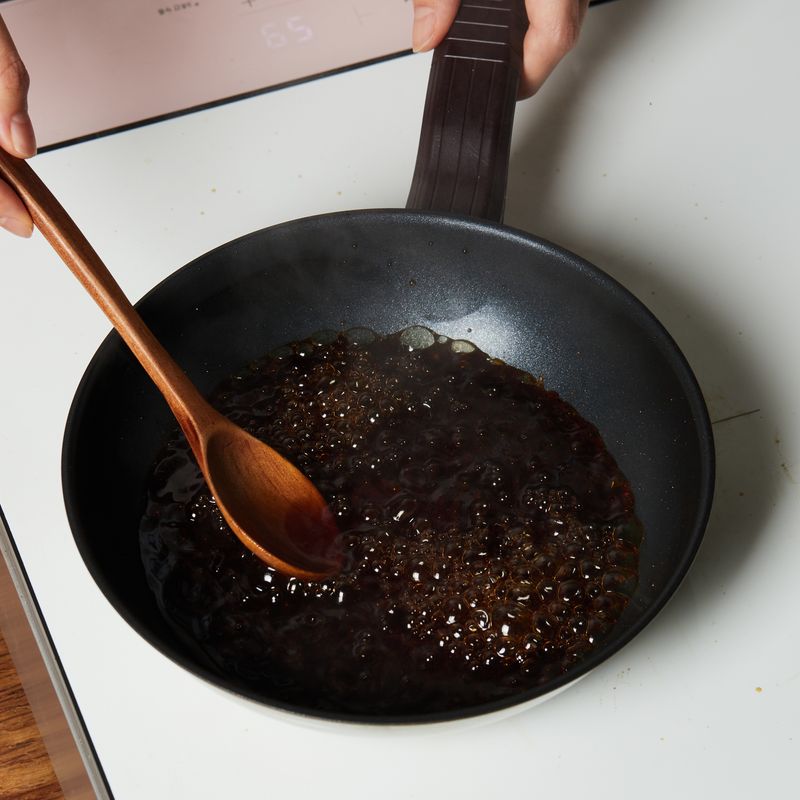 팬에 소스 재료를 넣고 5단에서 2분 30초간 잘 저어가며 끓여주세요.