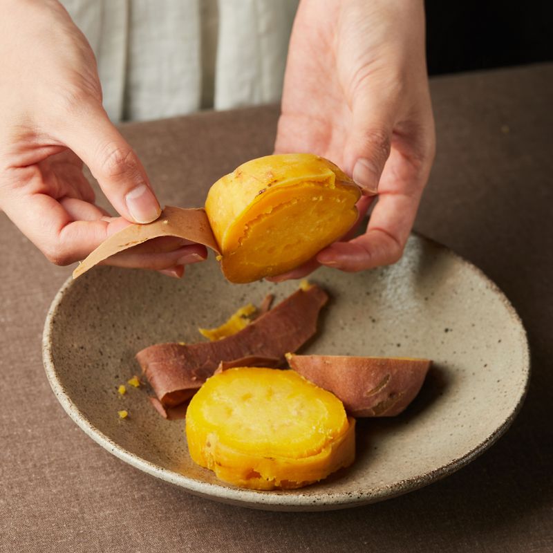 익은 고구마는 껍질을 까서 준비해주세요.