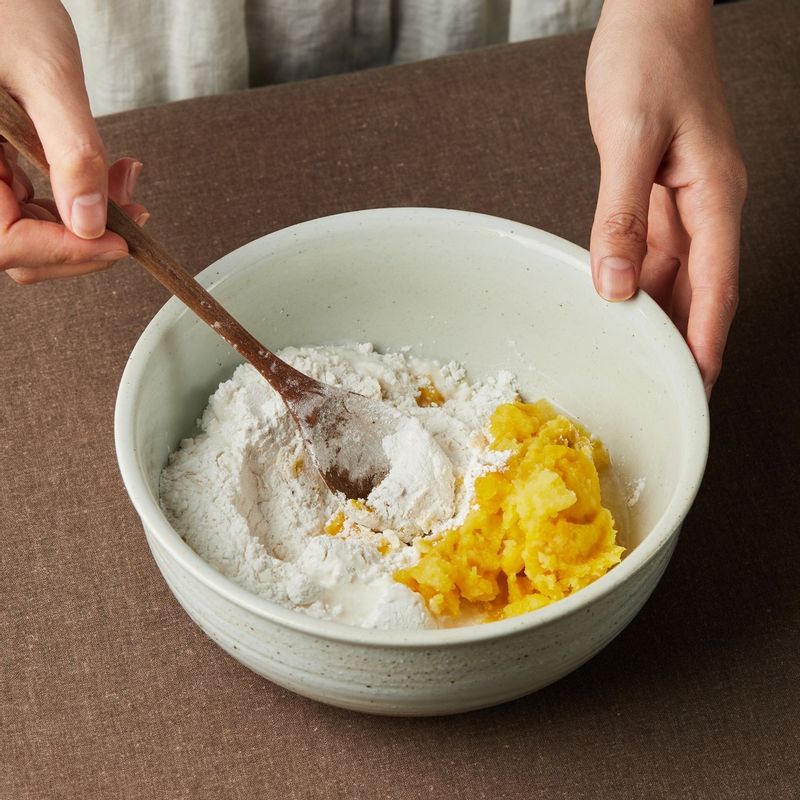 볼에 찹쌀가루, 고구마, 소금, 뜨거운 물을 섞어 반죽해주세요.