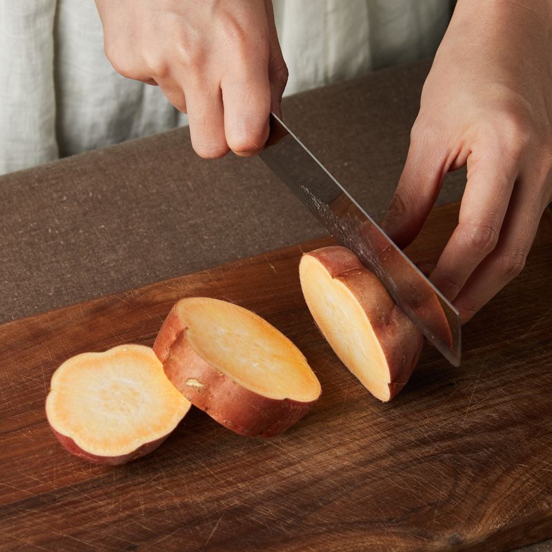 고구마는 익기 좋게 3~4등분으로 썰어주세요.