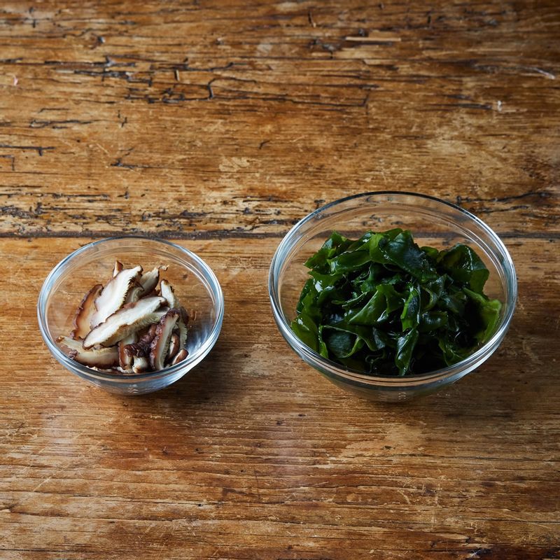 표고는 얇게 채를 썰어주세요. 미역은 물기를 꽉 짜주세요.