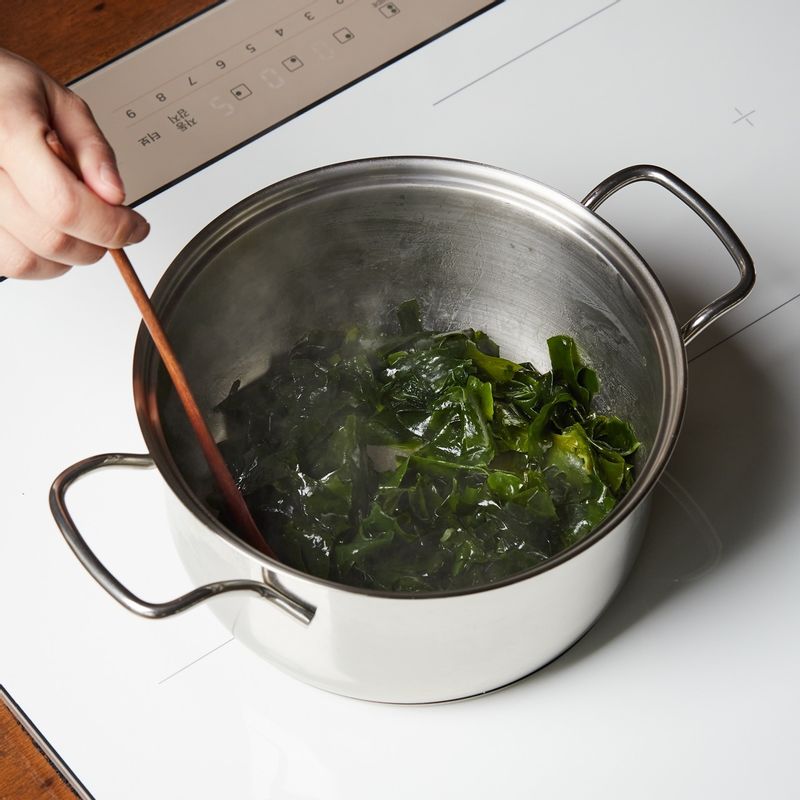 냄비에 참기름을 두르고 5단에서 미역을 넣고 1분간 볶아주세요.