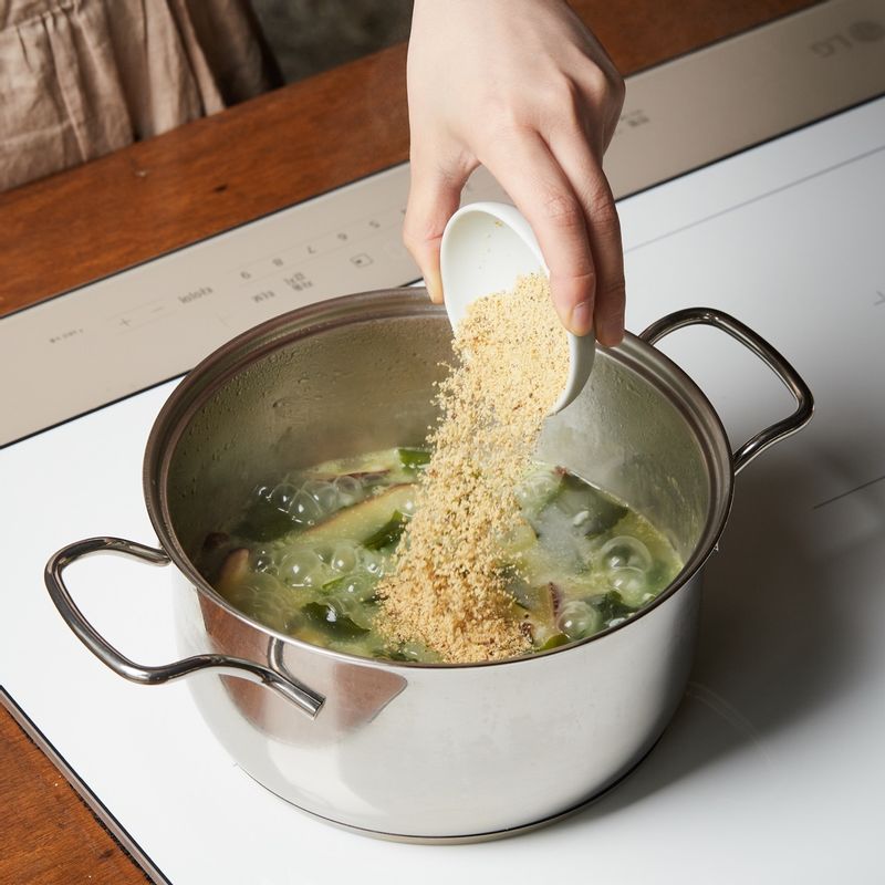 들깨가루를 넣고 소금으로 간을 해 주세요.