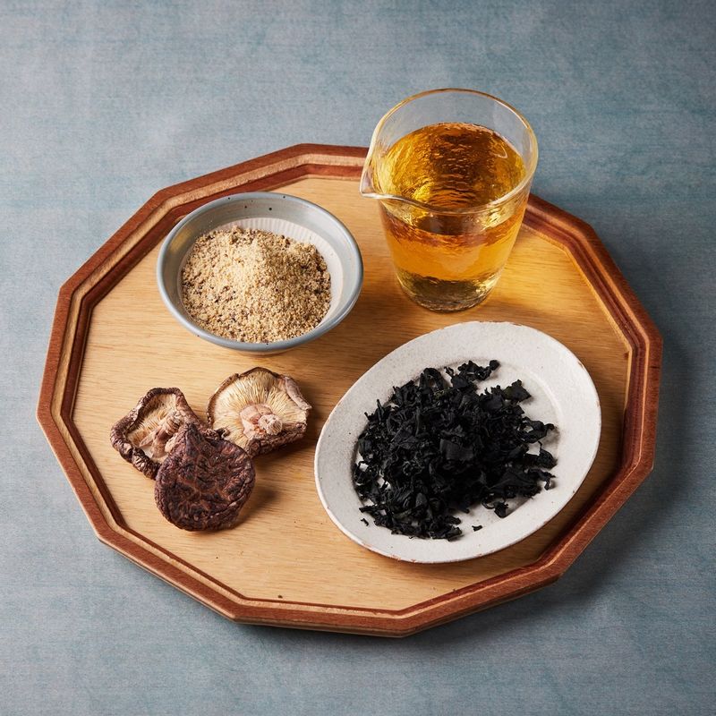 미역 들깨죽을 위한 재료 이미지로 즉석밥,자른 건미역,멸치육수,건표고,들깨가루 등으로 구성 되어있습니다.