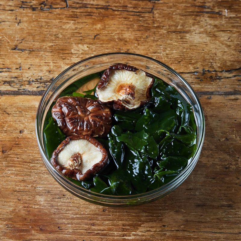 건미역과 건표고는 30분 정도 불려주세요.