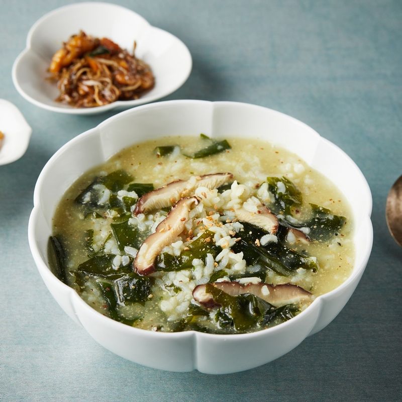 완성된 들깨미역죽을 그릇에 담아 맛있게 즐겨주세요.