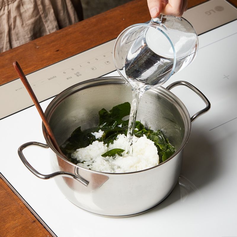 햇반과 물을 넣고 5단에서 15분간 끓여주세요.