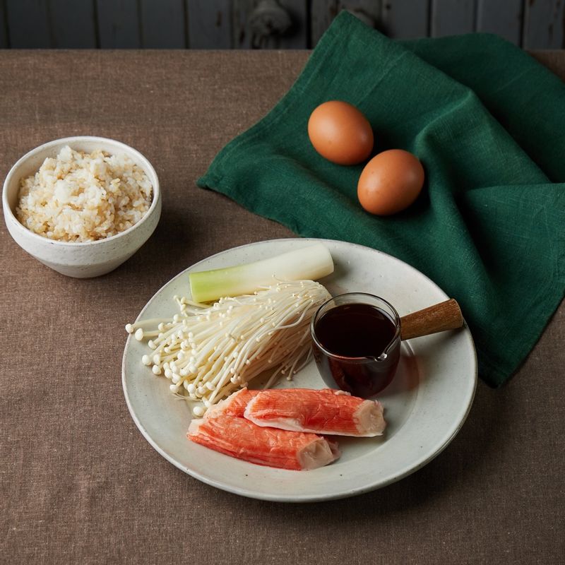 게살덮밥을 위한 재료 이미지로 게맛살,달걀,밥,대파 흰 부분,팽이버섯 등으로 구성 되어있습니다.