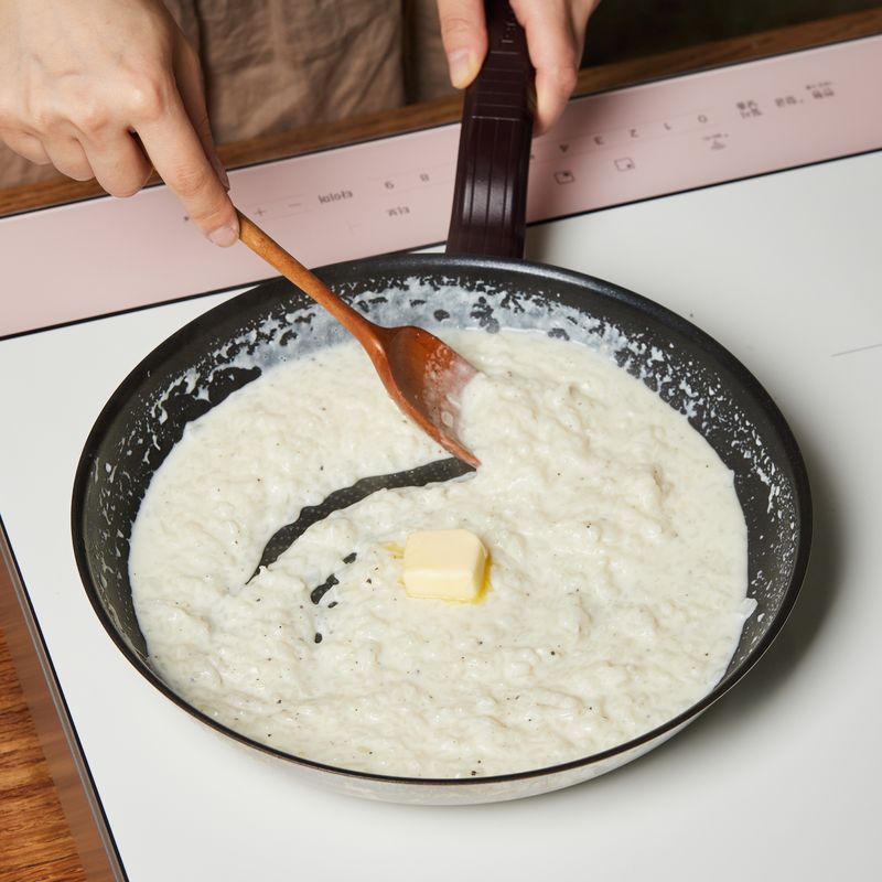불을 끄고 버터를 넣어 섞어주세요.