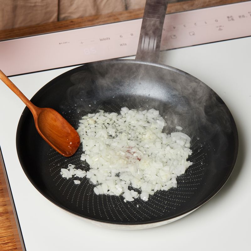 팬에 올리브오일을 두른 후 양파와 마늘을 넣고 5단에서 3분간 볶아주세요.